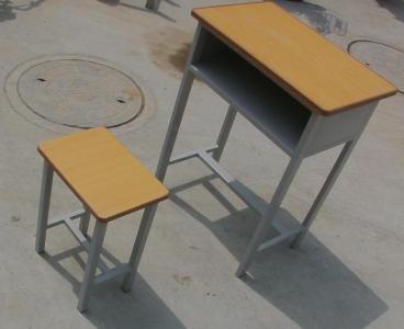 新型课桌椅实物1