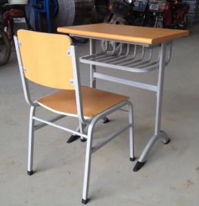 新型课桌椅实物13
