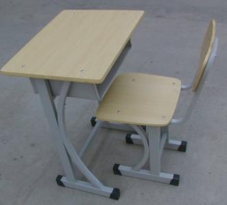 新型课桌椅实物3